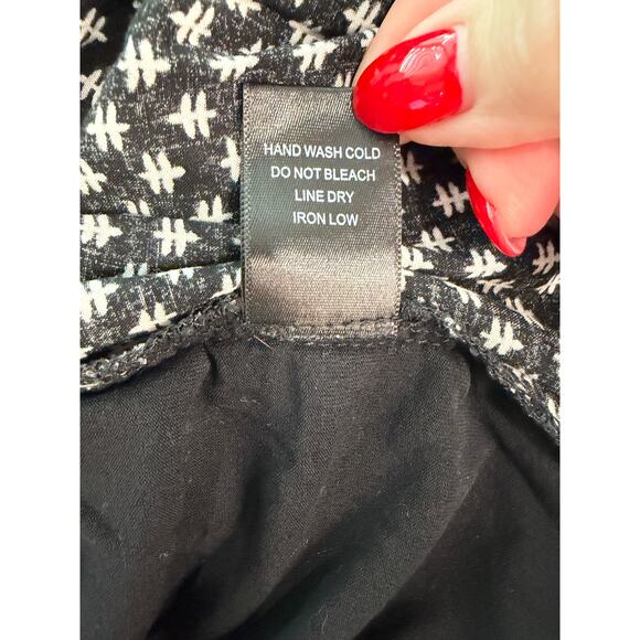 Skies Are Blue Black White Print Top V Neck Contrast Detail Rayon Spandex L EUC - Picture 7 of 7